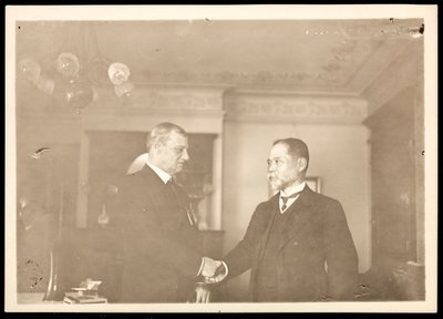 Il retroammiraglio Robley Dunglison Evans stringe la mano a un altro uomo, 1906 da Byron Company